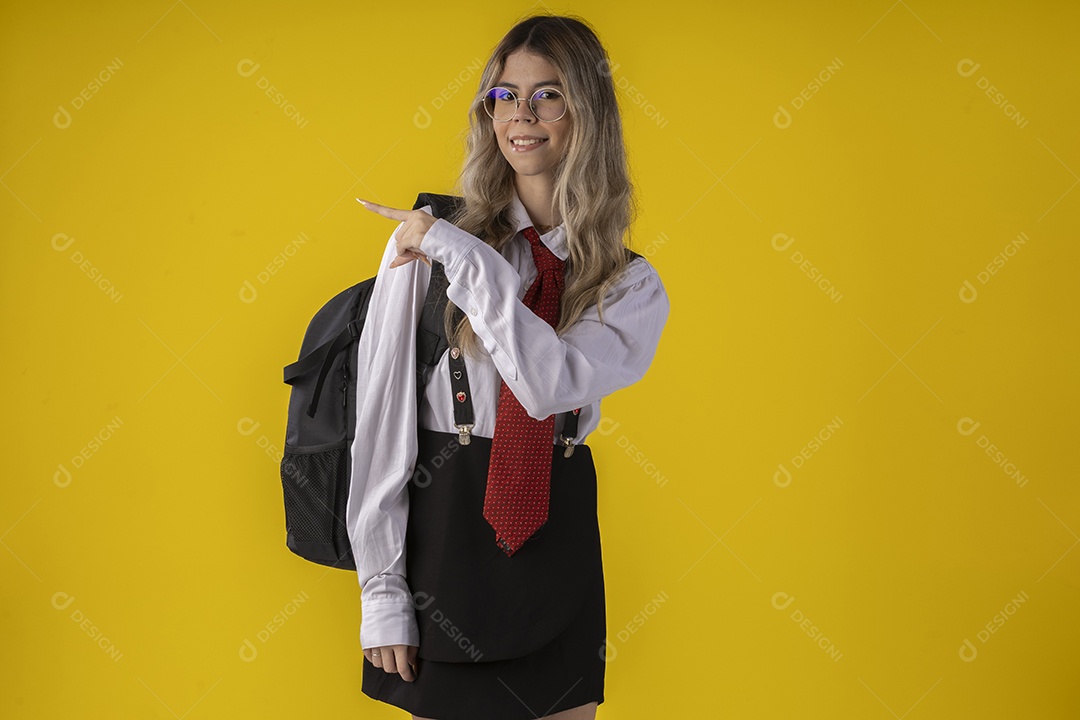 Jovem garota com traje clássico de estudante saia gravata e camisa de manga comprida