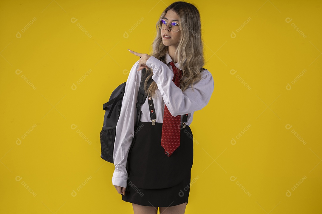 Jovem garota com traje clássico de estudante saia gravata e camisa de manga comprida