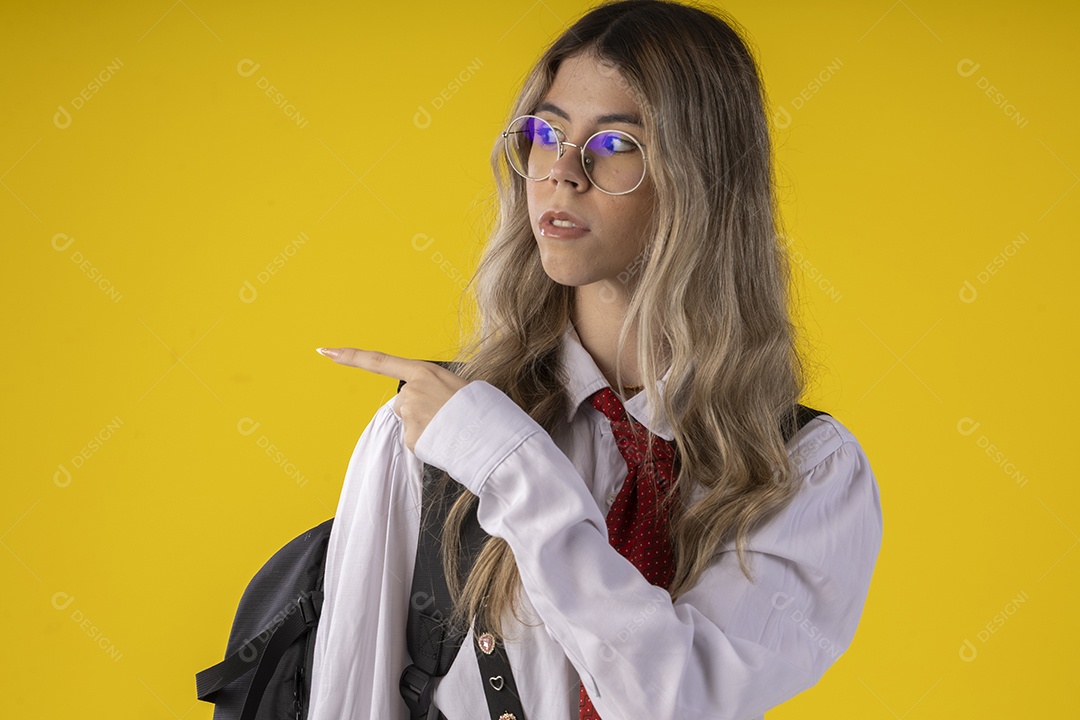 Jovem garota com traje clássico de estudante saia gravata e camisa de manga comprida