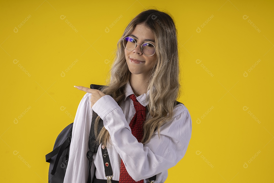Jovem garota com traje clássico de estudante saia gravata e camisa de manga comprida