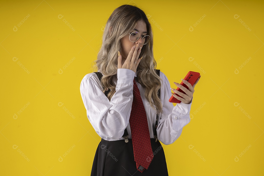 Jovem garota com traje clássico de estudante saia gravata e camisa de manga comprida