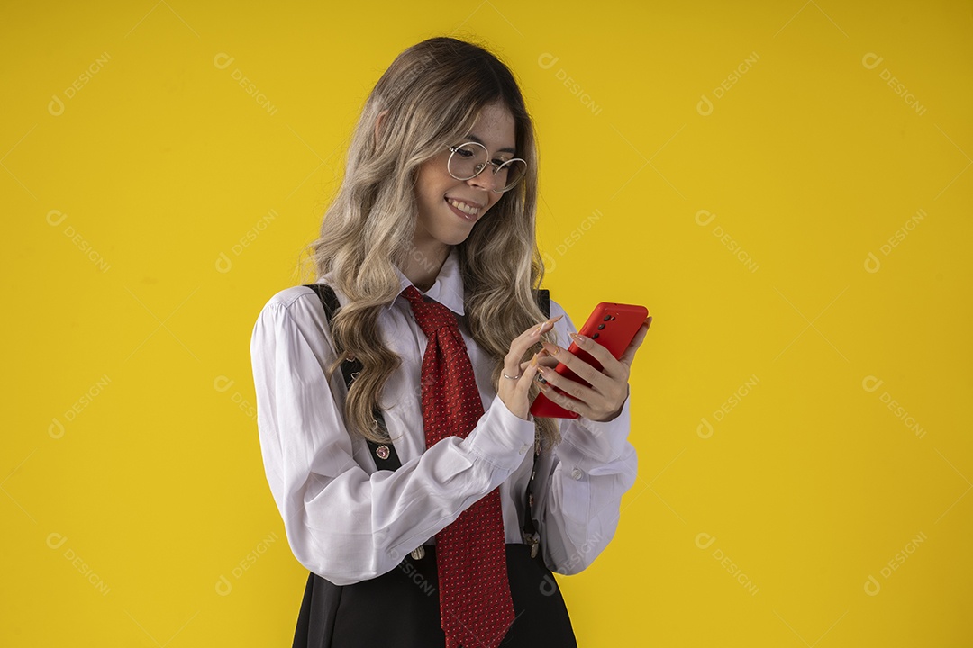 Jovem garota com traje clássico de estudante saia gravata e camisa de manga comprida