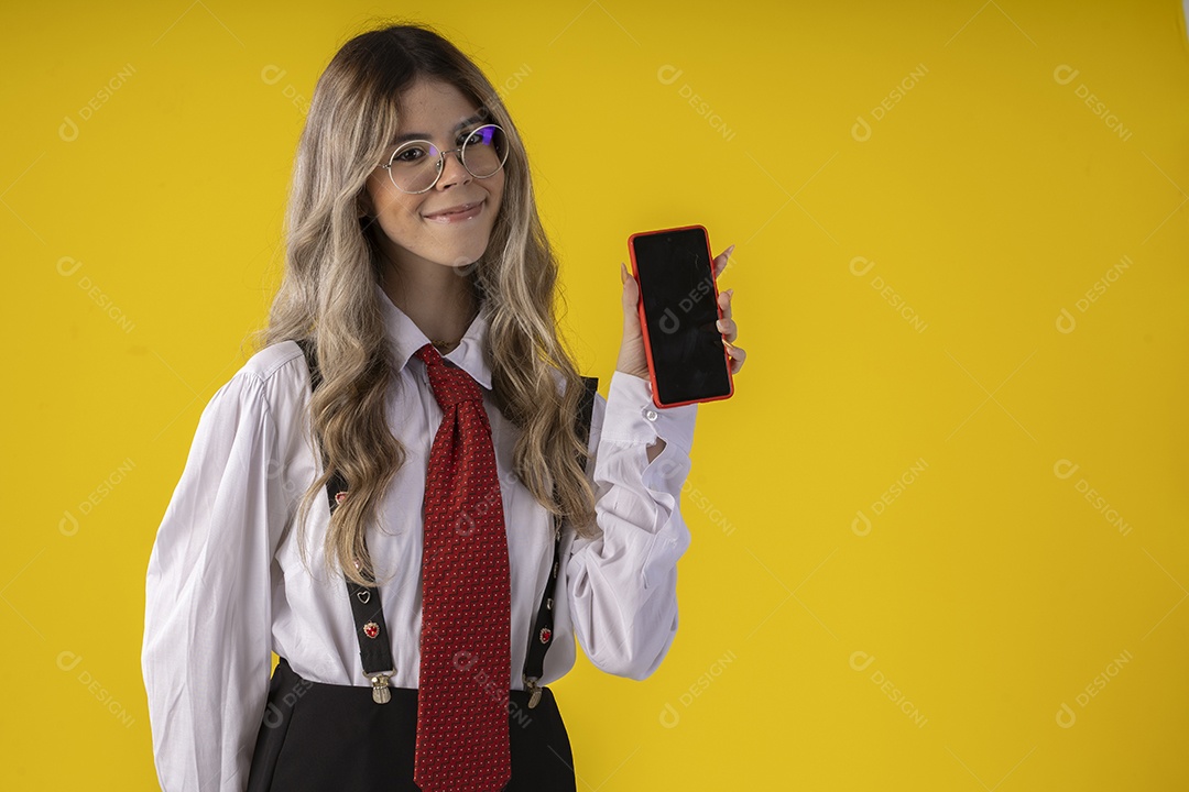 Jovem garota com traje clássico de estudante saia gravata e camisa de manga comprida