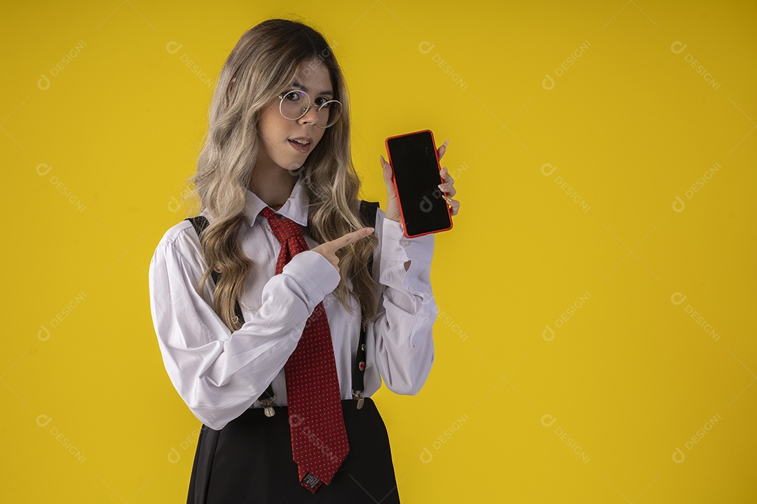 Jovem garota com traje clássico de estudante saia gravata e camisa de manga comprida