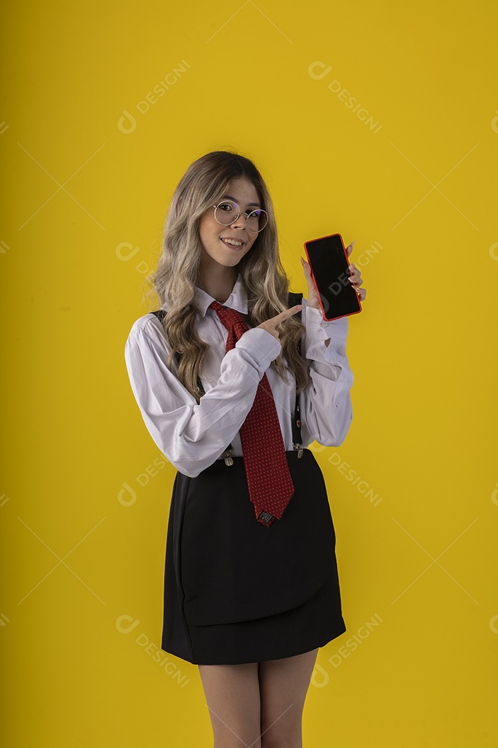 Jovem garota com traje clássico de estudante saia gravata e camisa de manga comprida