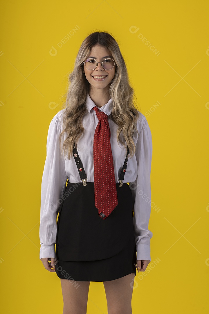 Jovem garota com traje clássico de estudante saia gravata e camisa de manga comprida