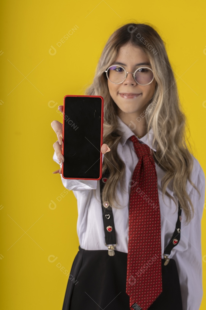 Jovem garota com traje clássico de estudante saia gravata e camisa de manga comprida