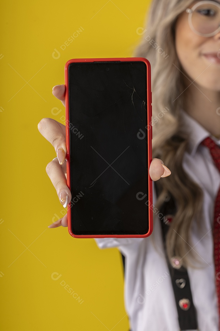 Jovem garota com traje clássico de estudante saia gravata e camisa de manga comprida