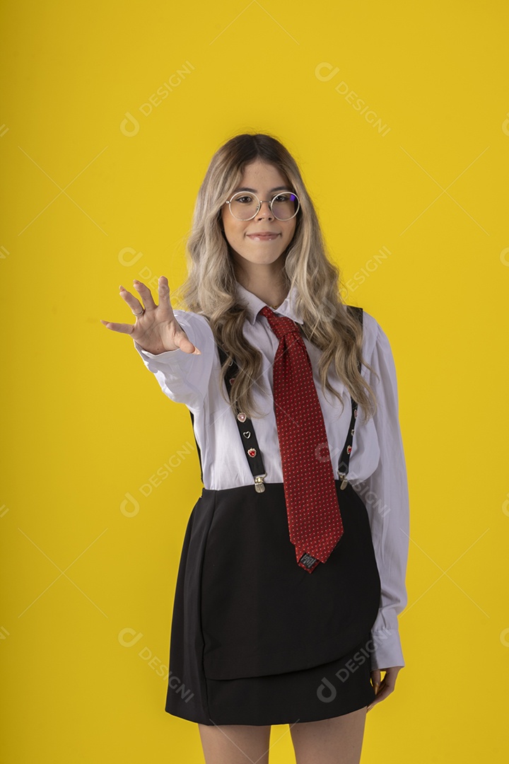 Jovem garota com traje clássico de estudante saia gravata e camisa de manga comprida