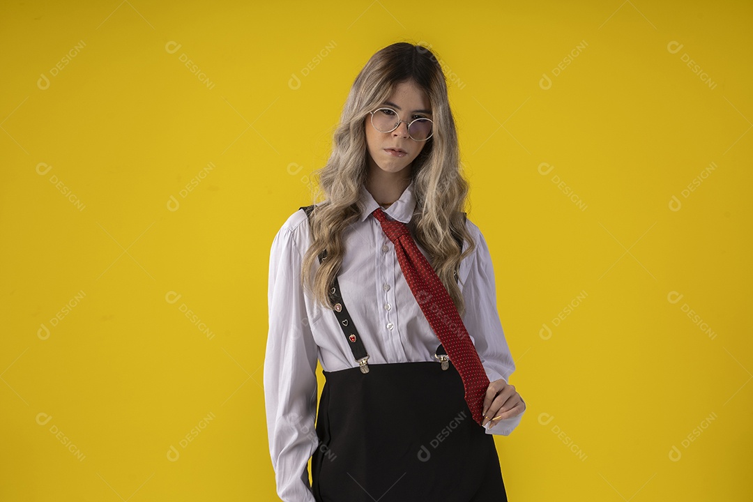 Jovem garota com traje clássico de estudante saia gravata e camisa de manga comprida