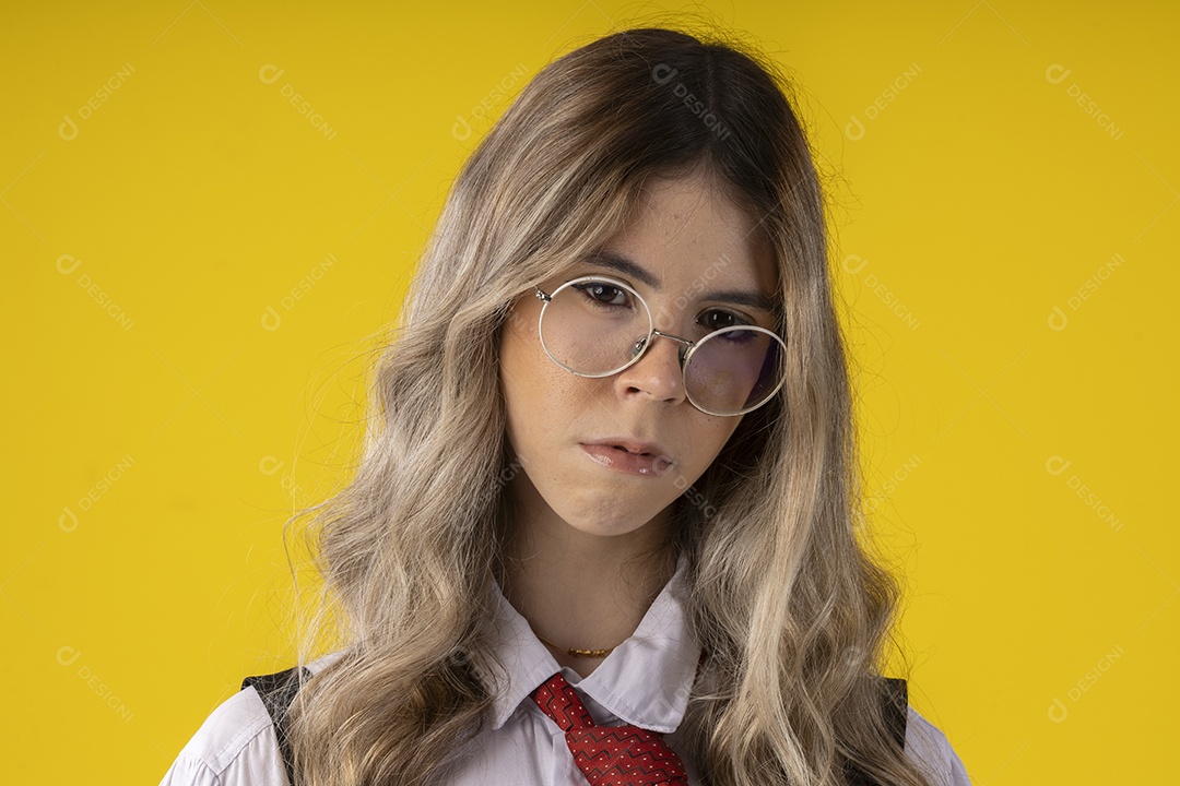 Jovem garota com traje clássico de estudante saia gravata e camisa de manga comprida