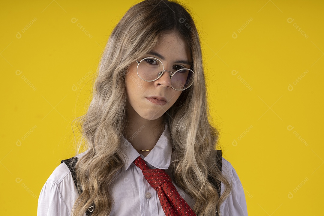 Jovem garota com traje clássico de estudante saia gravata e camisa de manga comprida