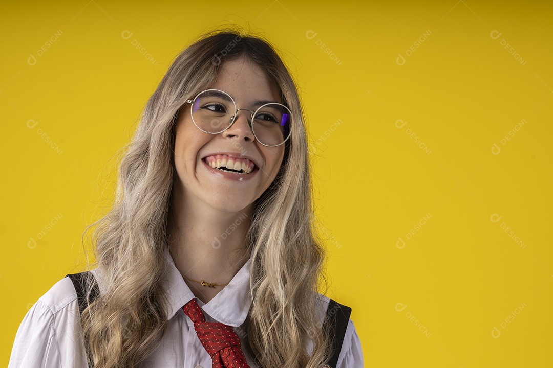 Jovem garota com traje clássico de estudante saia gravata e camisa de manga comprida