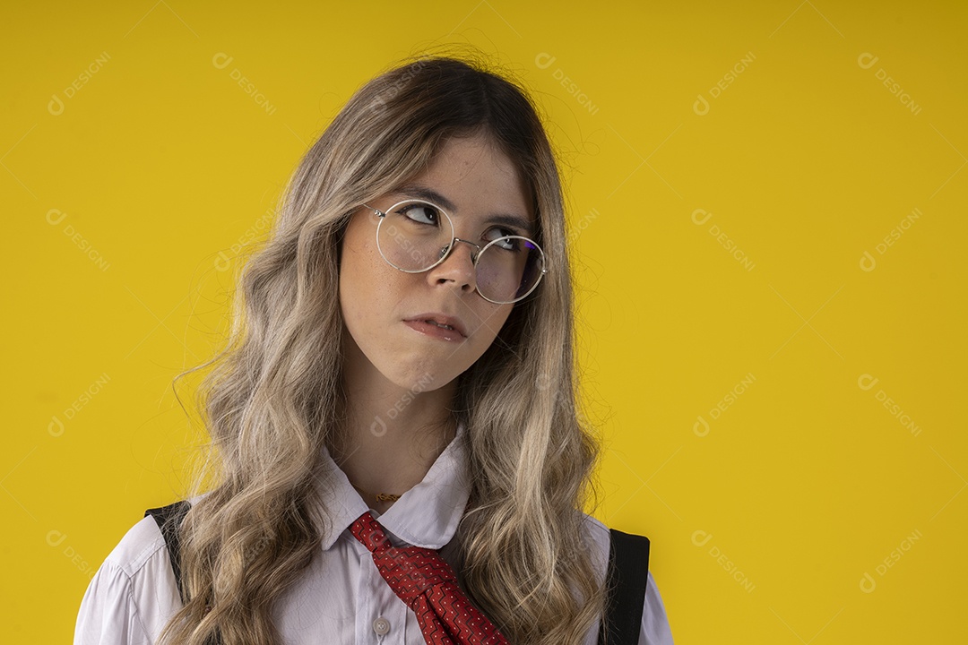 Jovem garota com traje clássico de estudante saia gravata e camisa de manga comprida