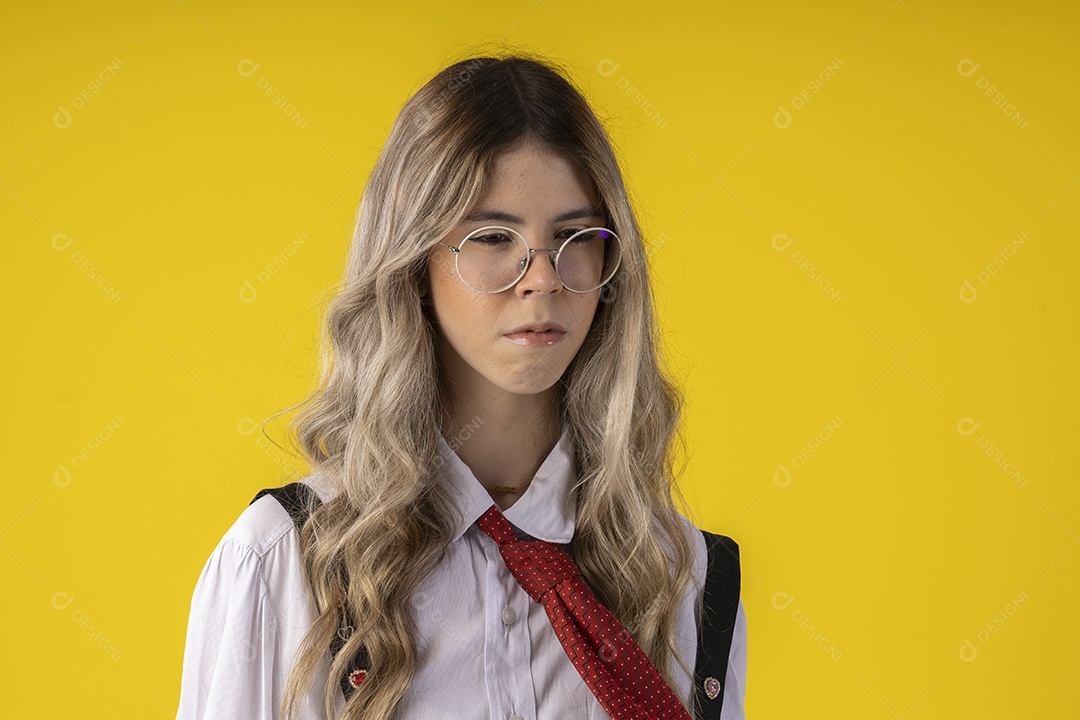 Jovem garota com traje clássico de estudante saia gravata e camisa de manga comprida