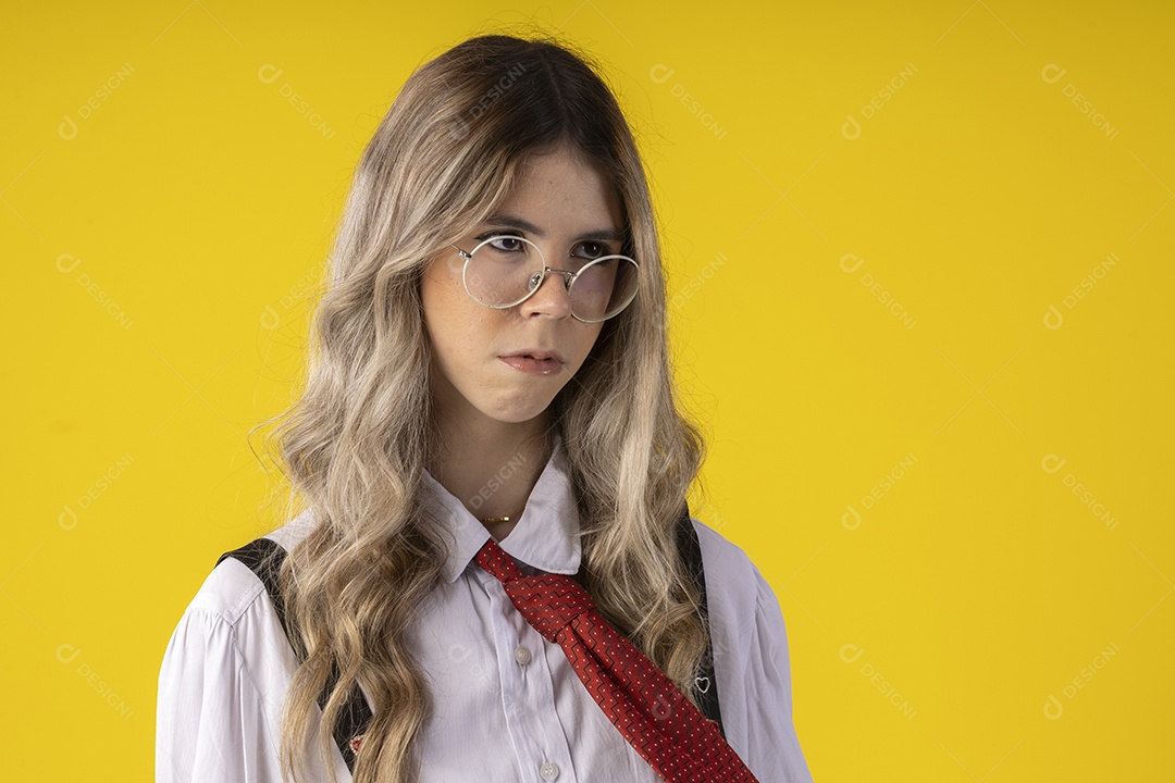 Jovem garota linda com traje clássico de estudante