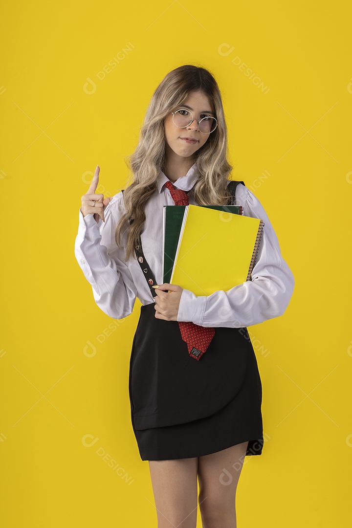 Jovem garota linda com traje clássico de estudante