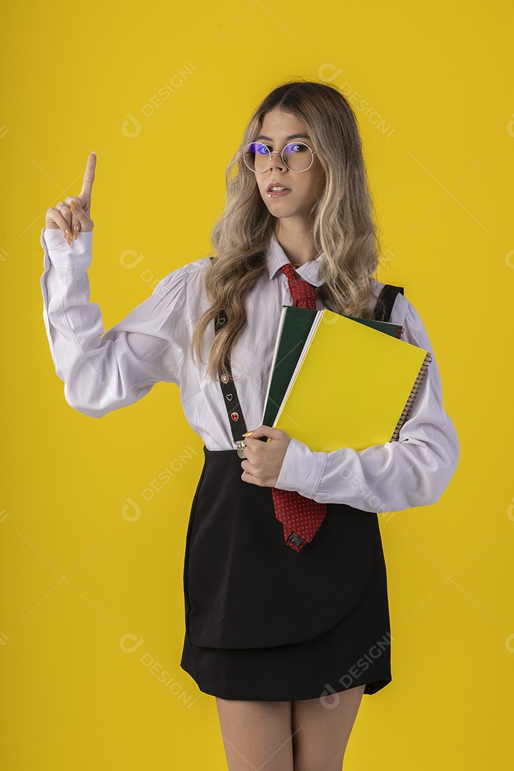 Jovem garota linda com traje clássico de estudante