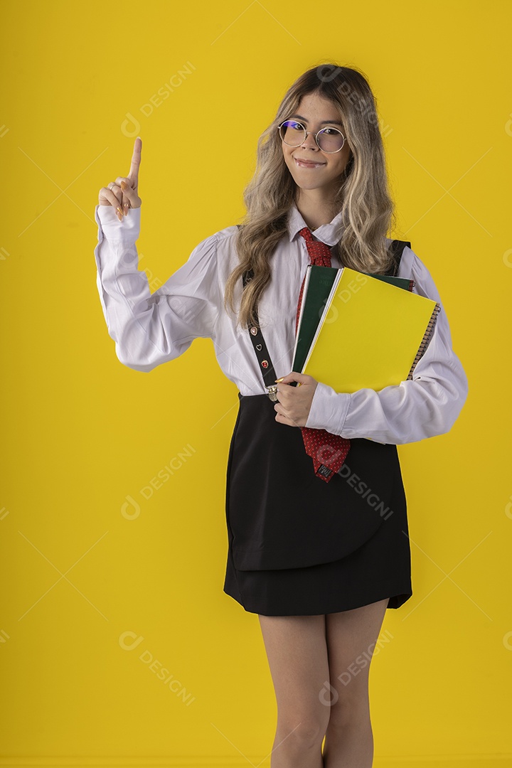 Jovem garota linda com traje clássico de estudante