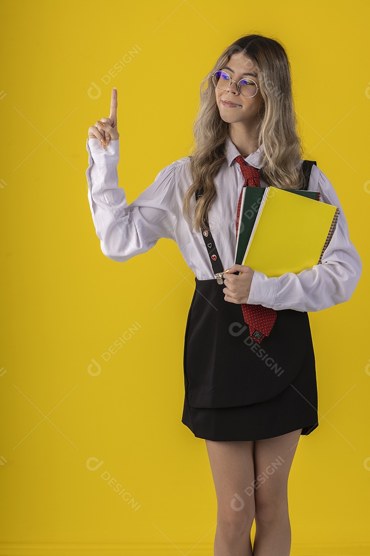 Jovem garota linda com traje clássico de estudante