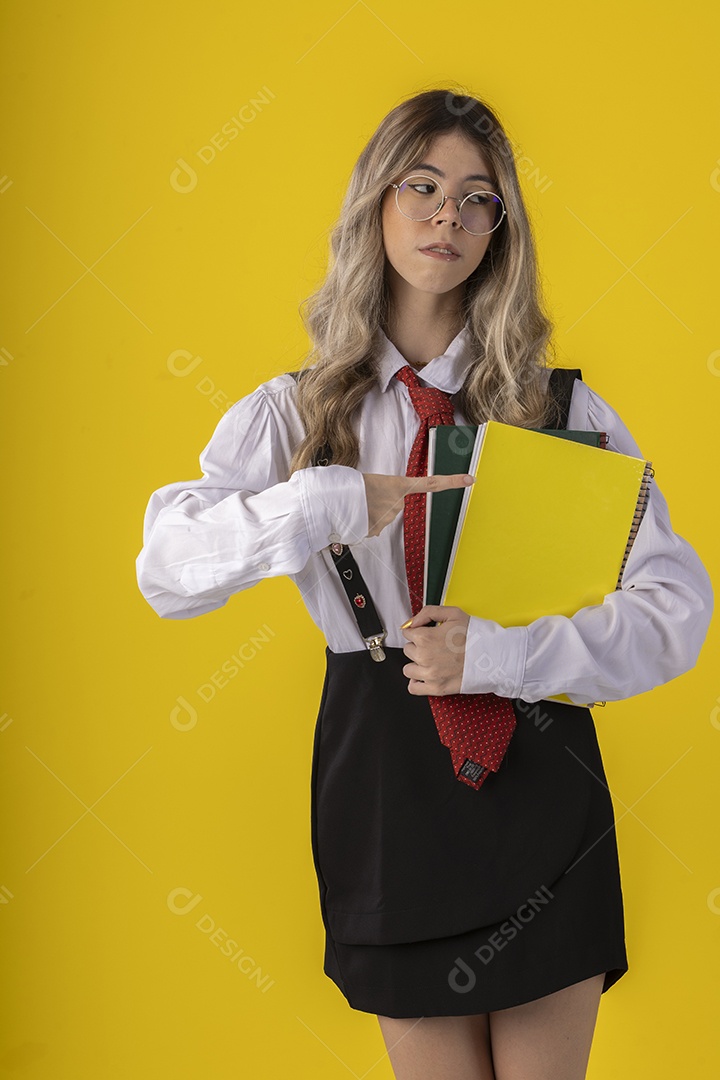 Jovem garota linda com traje clássico de estudante