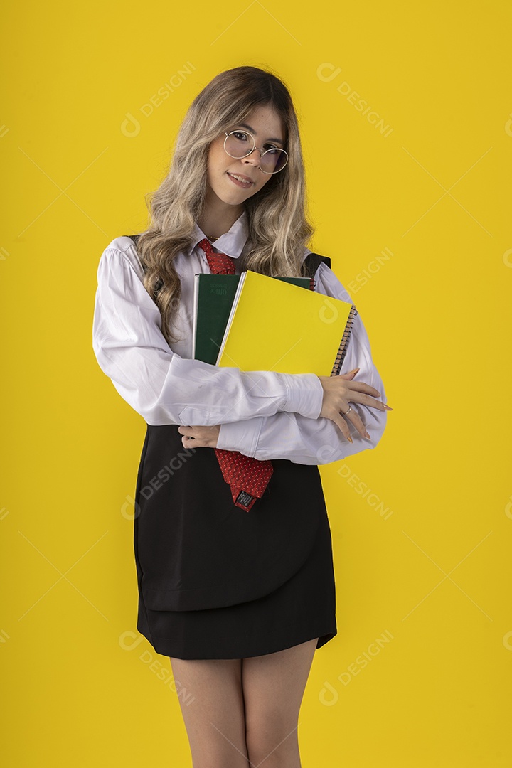 Jovem garota linda com traje clássico de estudante