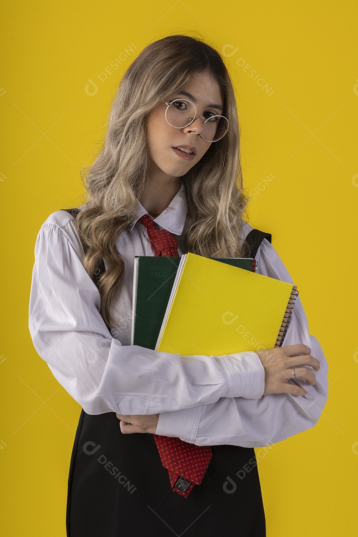 Jovem garota linda com traje clássico de estudante