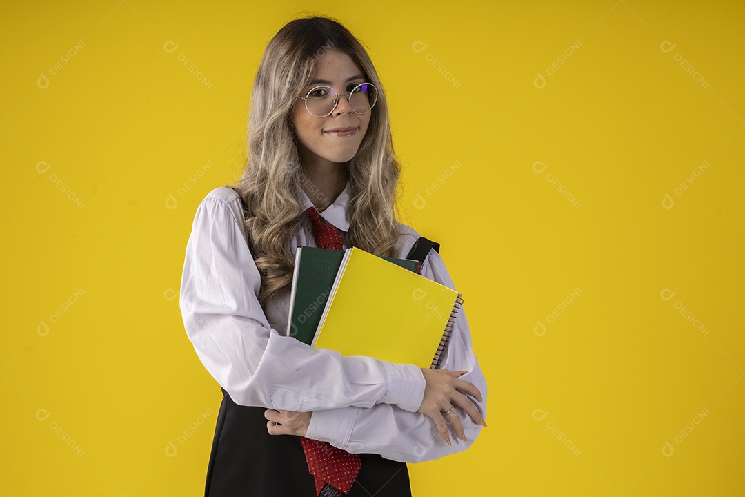 Jovem garota linda com traje clássico de estudante