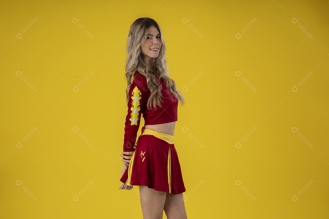 Jovem adolescente líder de torcida com várias poses e expressões faciais