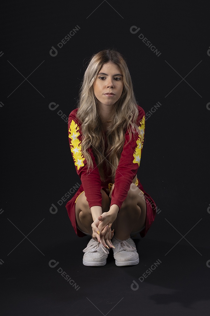 Jovem adolescente líder de torcida com várias poses e expressões faciais