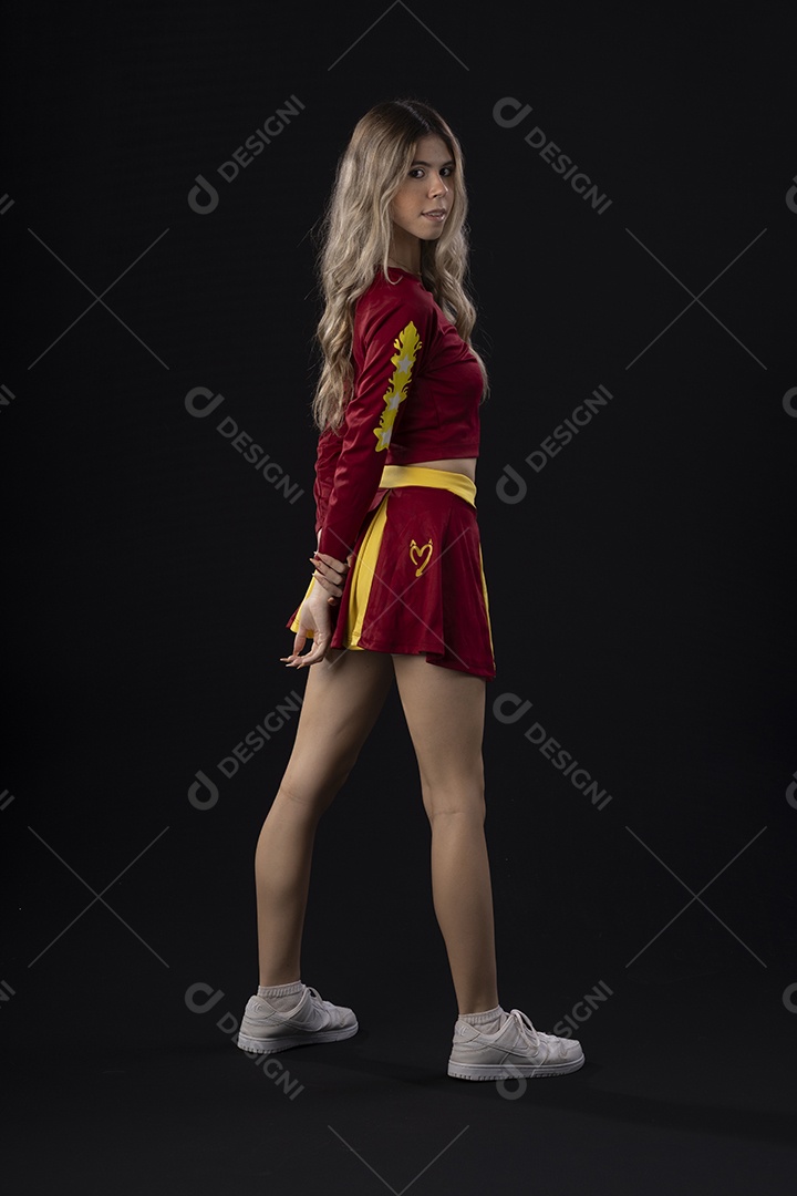 Jovem adolescente líder de torcida com várias poses e expressões faciais