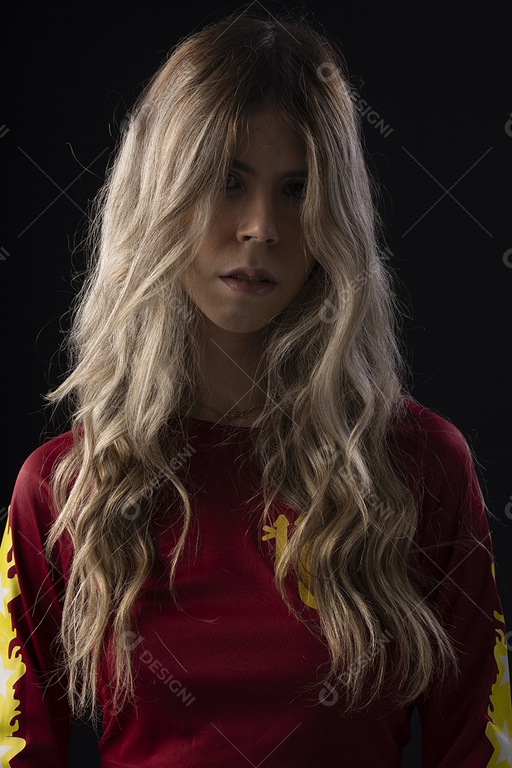 Jovem adolescente líder de torcida com várias poses e expressões faciais