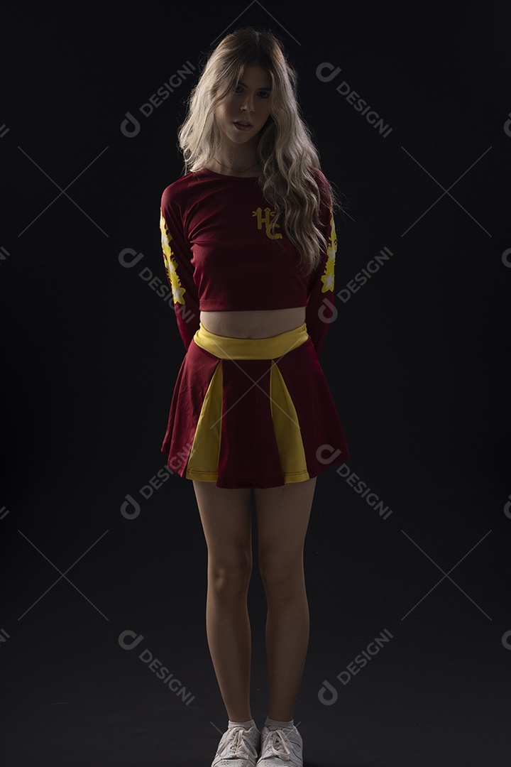 Jovem adolescente líder de torcida com várias poses e expressões faciais