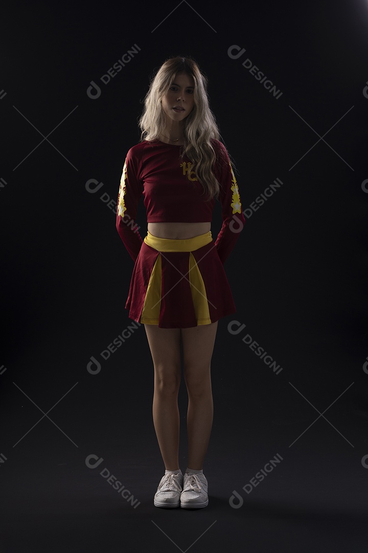 Jovem adolescente líder de torcida com várias poses e expressões faciais