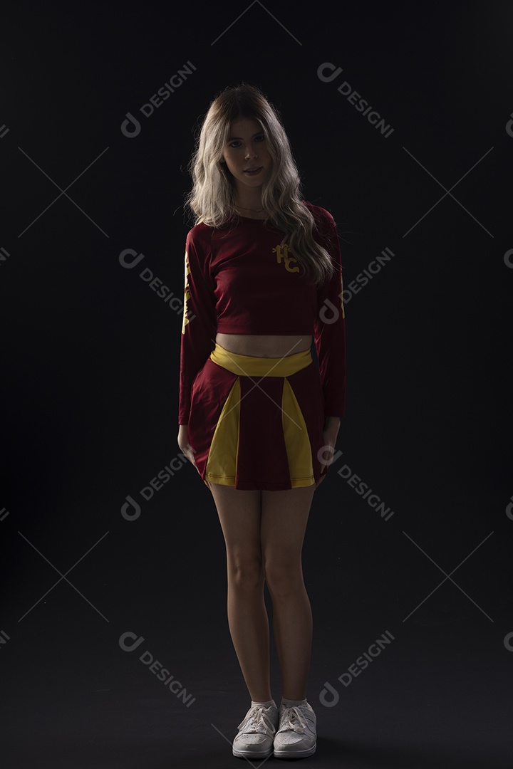 Jovem adolescente líder de torcida com várias poses e expressões faciais