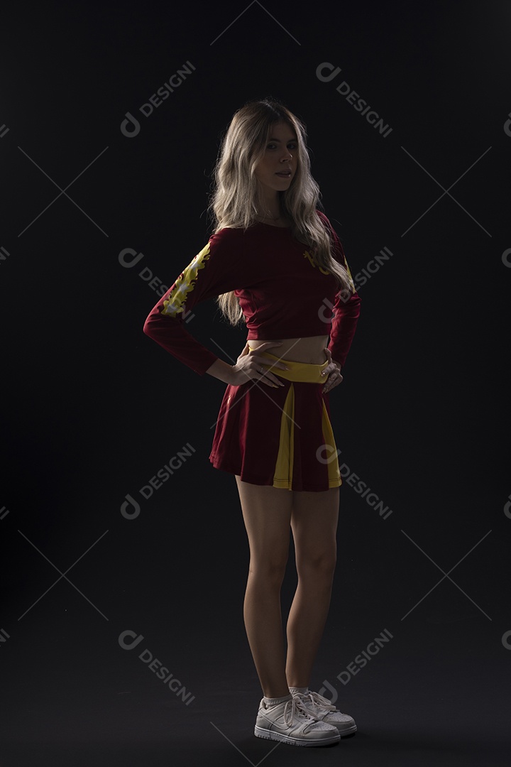 Jovem adolescente líder de torcida com várias poses e expressões faciais