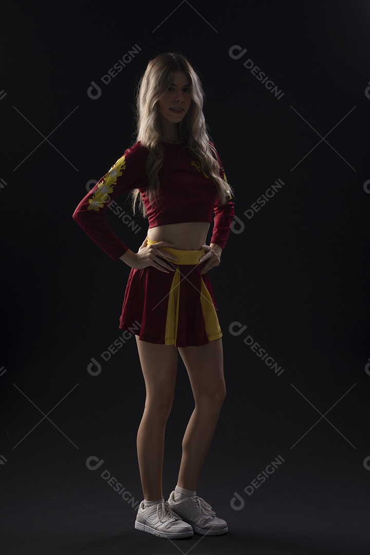 Jovem adolescente líder de torcida com várias poses e expressões faciais