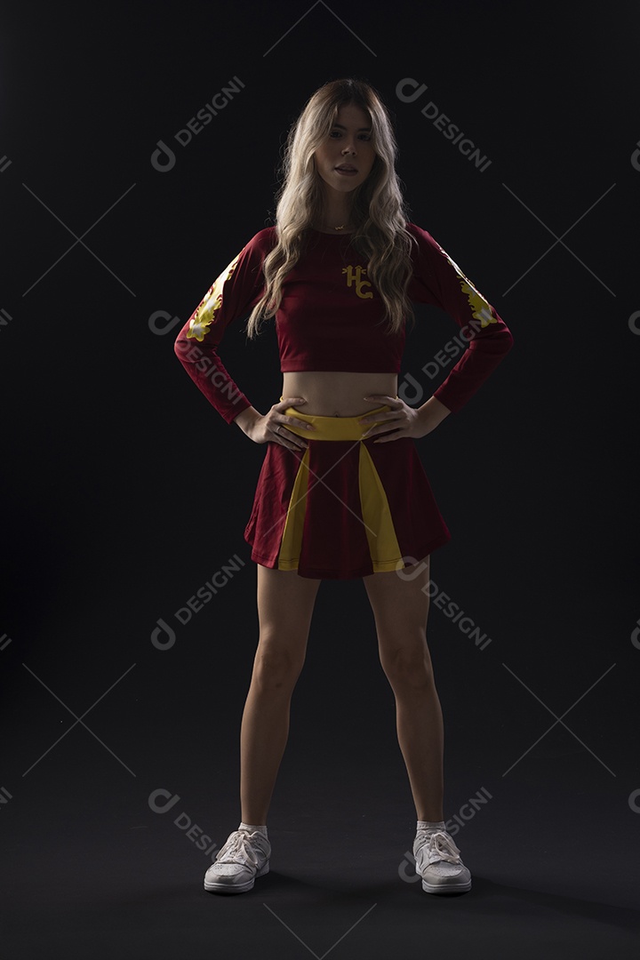 Jovem adolescente líder de torcida com várias poses e expressões faciais