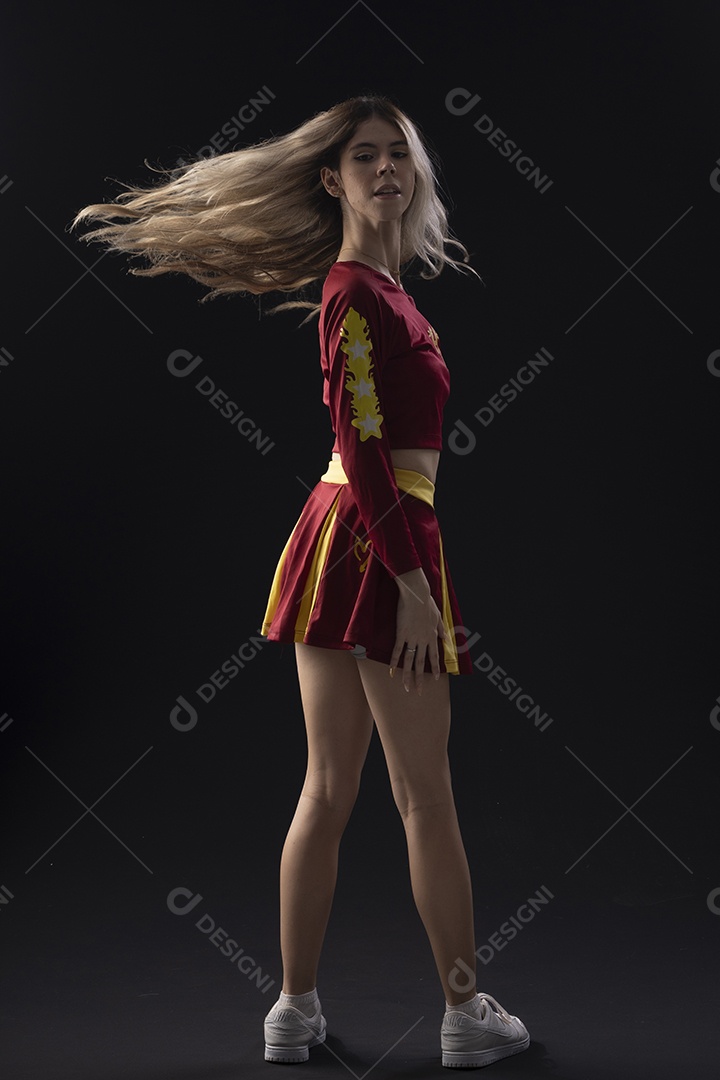 Jovem adolescente líder de torcida com várias poses e expressões faciais