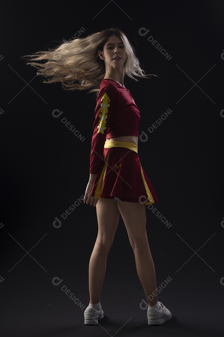 Jovem adolescente líder de torcida com várias poses e expressões faciais