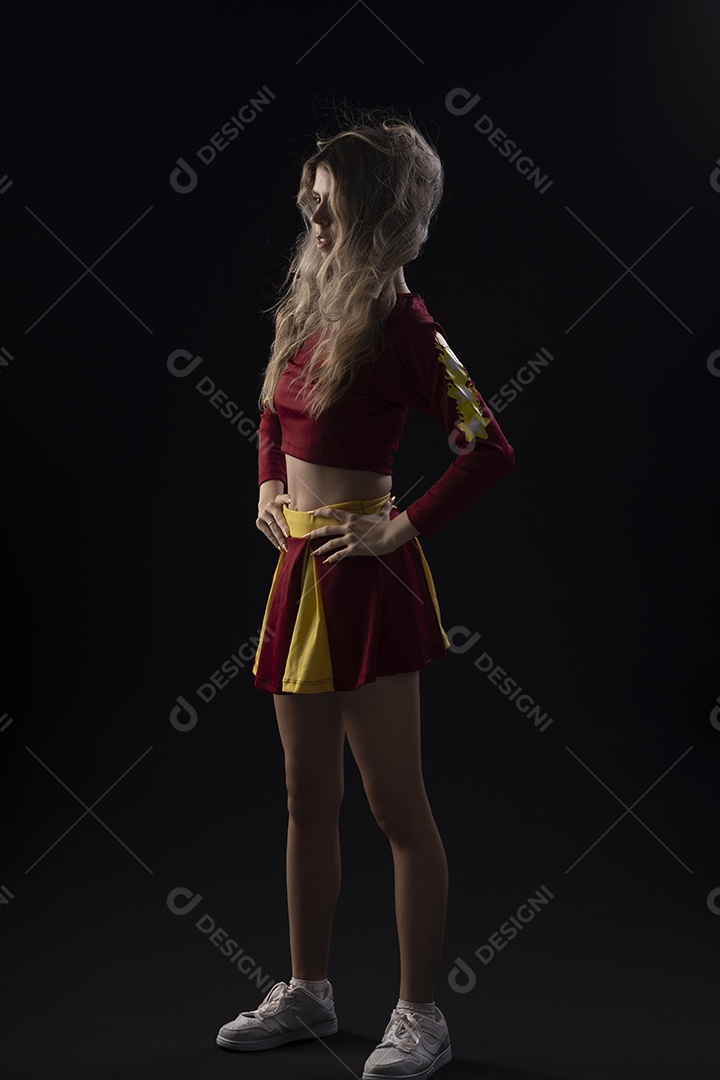 Jovem adolescente líder de torcida com várias poses e expressões faciais