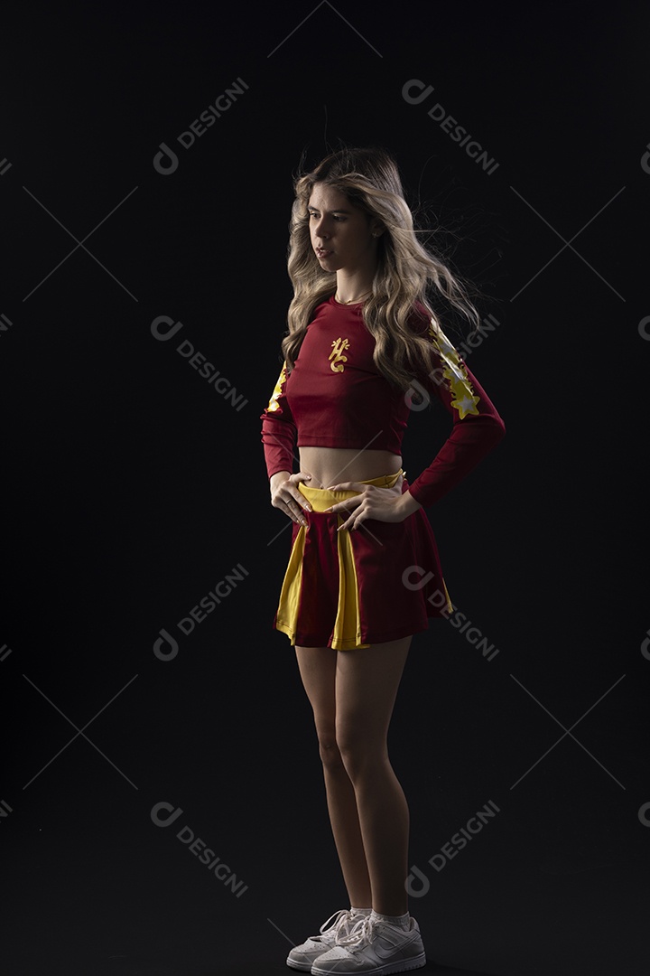 Jovem adolescente líder de torcida com várias poses e expressões faciais