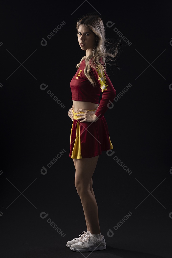 Jovem adolescente líder de torcida com várias poses e expressões faciais