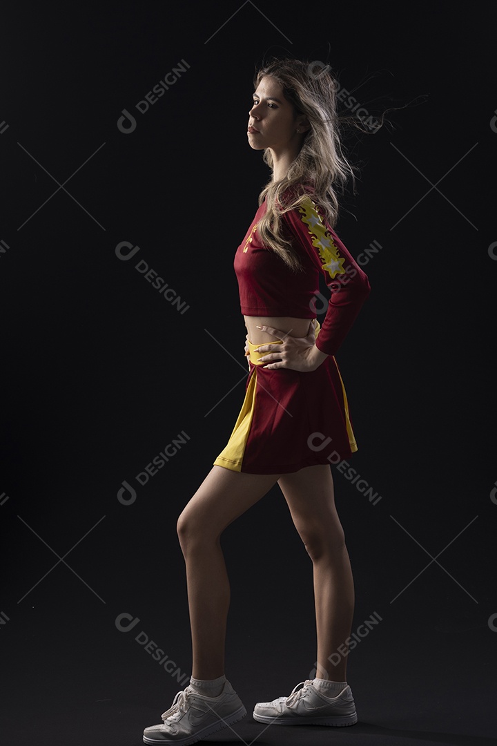 Jovem adolescente líder de torcida com várias poses e expressões faciais