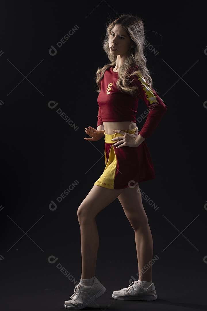 Jovem adolescente líder de torcida com várias poses e expressões faciais