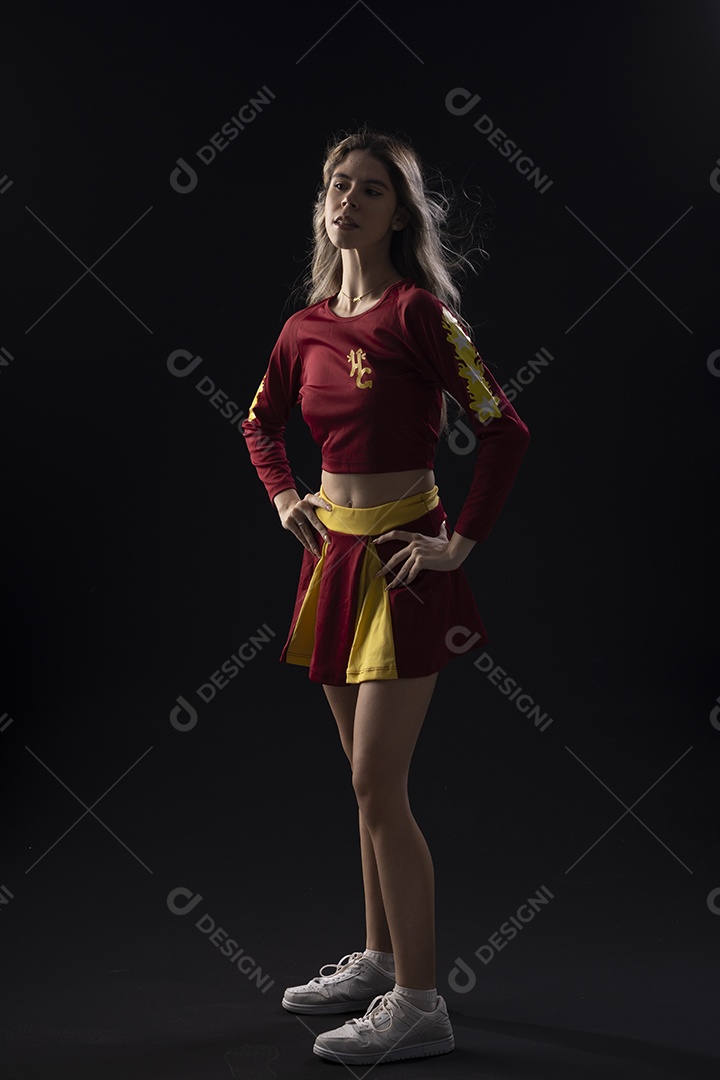 Jovem loira usando um vestido luxuoso em um fundo preto