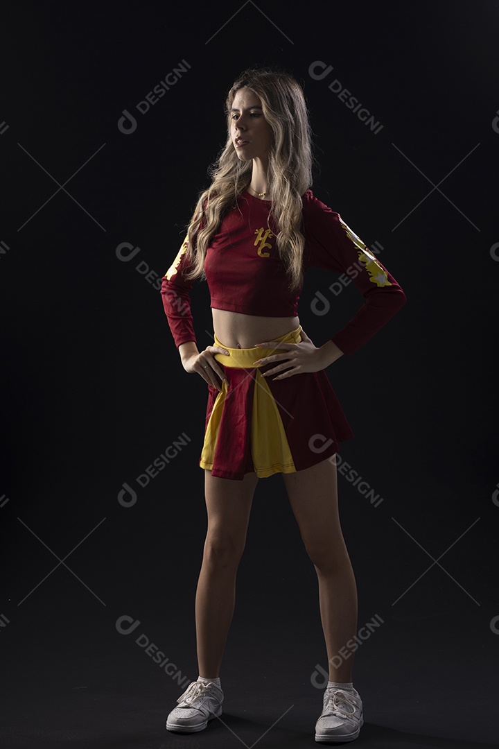 Jovem adolescente líder de torcida com várias poses e expressões faciais