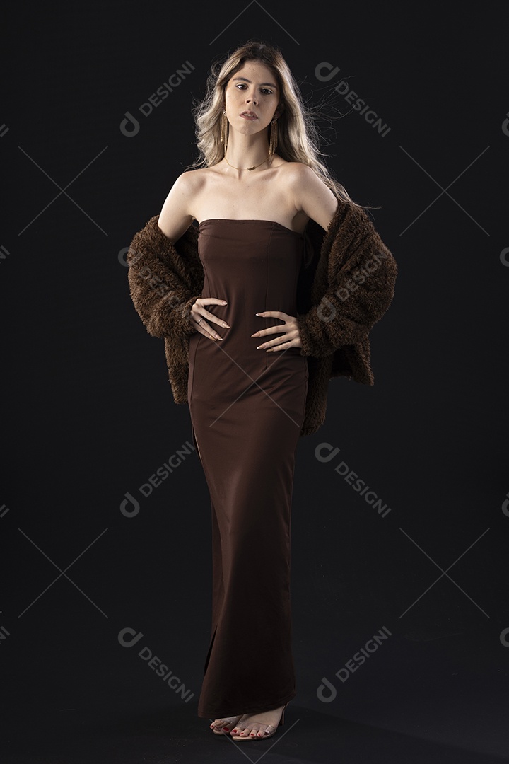 Jovem loira usando um vestido luxuoso em um fundo preto