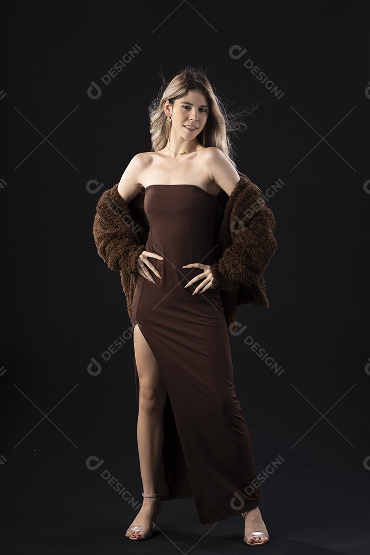 Jovem loira usando um vestido luxuoso em um fundo preto
