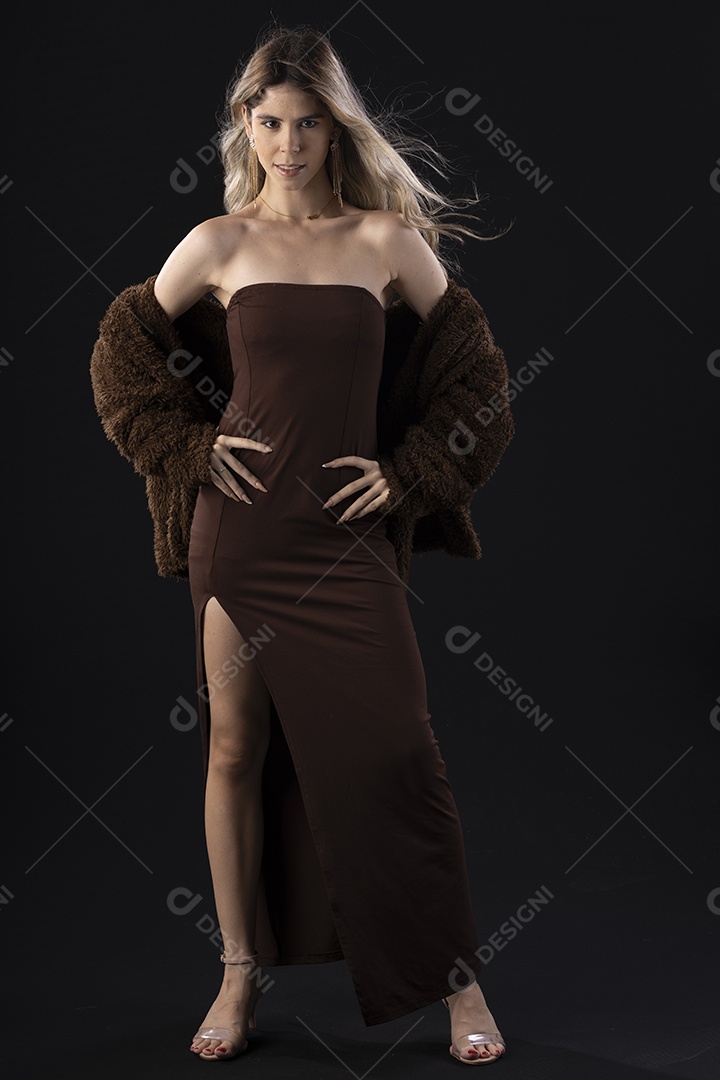 Jovem loira usando um vestido luxuoso em um fundo preto